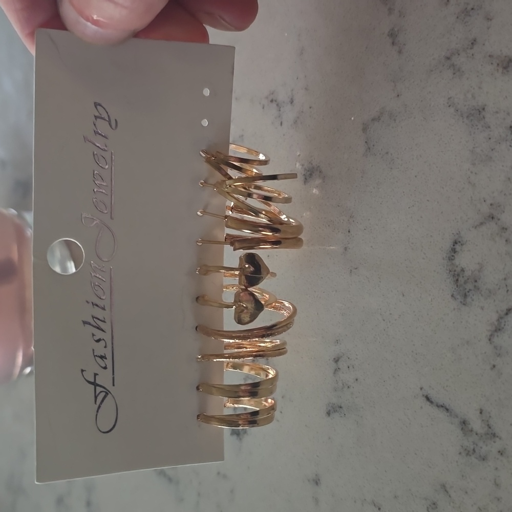 5 pair of fashion earrings.